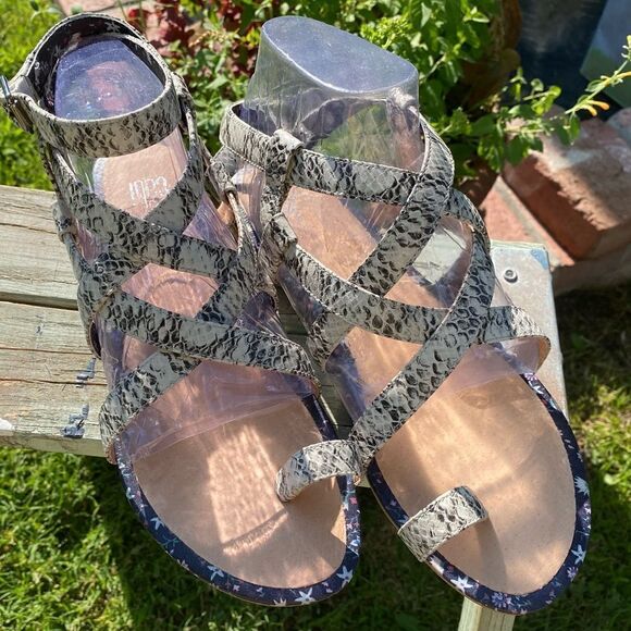 👡Cabi Athena Sandal - Grey and Black Snake Pattern Size 7M - Picture 1 of 5